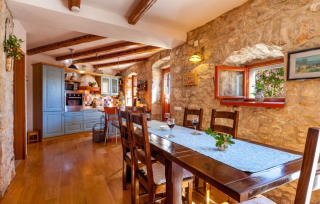 Kitchen and dining table in the Villa Vicina